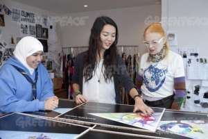Вивьен Вествуд вместе с девочками-скаутами выбирает лучший флаг в своей студии в Лондоне. Фото: Greenpeace