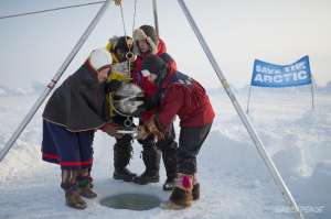 Активисты Гринпис установили флаг на Северном полюсе и призвали к созданию здесь заповедника. Фото: Greenpeace