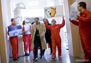 Гринпис потребовал от председателя Shell отказаться от бурения в российской Арктике. Фото: Greenpeace