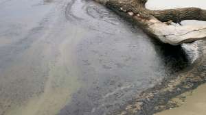 Разлив нефти в притоке Волги. Фото: http://ntv.ru