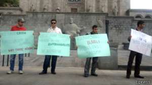 Активисты-экологи ожидали прибытия принца Чарльза в Ереване у здания Матенадарана - института древних рукописей. Фото: http://www.bbc.co.uk