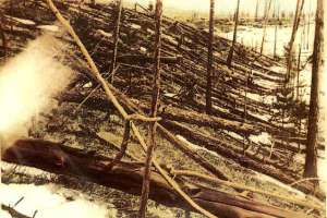 После падения Тунгусского метеорита 30 июля 1908 года в радиусе более двух тысяч километров повалило все деревья. Фотография из журнала &quot;Вокруг света&quot; опубликована в 1931 году (фото Wikimedia Commons).