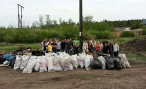 Якутские чиновники показали, как надо убирать мусор. Фото: deita.ru