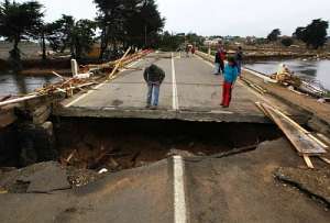 После землетрясения в Чили 2011 года (фото Ivan Alvarado / Reuters).