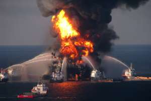 Взрыв на нефтяной платформе Deepwater Horizon. Фото: http://daypic.ru