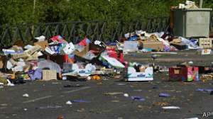 Власти Сургута решили не убирать мусор пять дней. Фото: BBC 