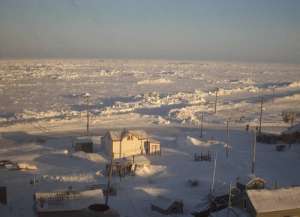 Зимой Арктика промерзает всё ещё основательно. На снимке — самый северный город США Барроу. (Фото Barrow Ice Webcam.)