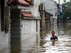 Жертвами тайфуна &quot;Фитоу&quot; в Восточном Китае стали 11 человек, еще 15 объявлены пропавшими без вести. Глубина воды на улицах превышает один метр. Фото: Global Look Press