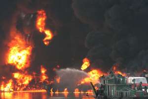 Взрыв танкера в Китае: 7 жертв и разлив нефти. Фото: Вести.Ru