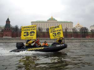 Активисты Greenpeace пронеслись на лодках по Москве-реке напротив Кремля, требуя освободить команду Arctic Sunrise. Фото: РИА Новости / Максим Блинов 