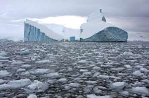 Если вся Антарктика растает, уровень моря поднимется на 60 м. (Фото Jon Brack / National Science Foundation.)