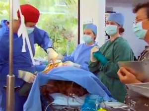В Австралии самка вомбата по кличке Венди успешно перенесла сложнейшую операцию на бедре. Кадр YouTube / Funabc