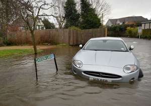 Наводнение в Великобритании: уровень воды поднялся до критической отметки. Фото: AFP