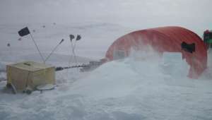 Погодные условия у западно-антарктического ледового щита, где учёные пробурили скважину для изучения изменения температуры в прошлом. Палатка защищает исследовательское оборудование. Фото US Geological Survey.