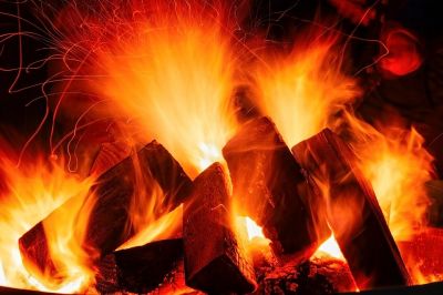 Когда Вы принимаете решение приобрести камин, следует знать, что Вам предстоит иметь дело с огнём, который очень опасен при несоблюдении определенных требований. 