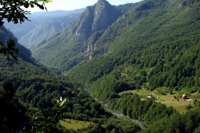 Гостеприимная Черногория сама по себе имеет статус заповедной зоны (в частности, Тарский каньон в предгорьях Дурмитора признан уникальным памятником природы) и находится под охраной ЮНЭСКО, став ее 192-м членом в марте 2007 года.