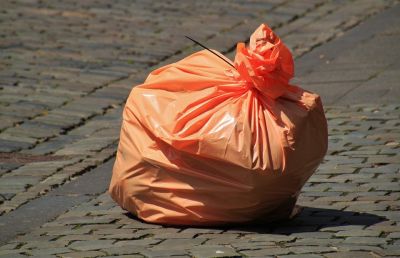 Полиэтиленовые пакеты могут и положительным образом влиять на окружающую среду, а именно - в деле складирования мусора. 