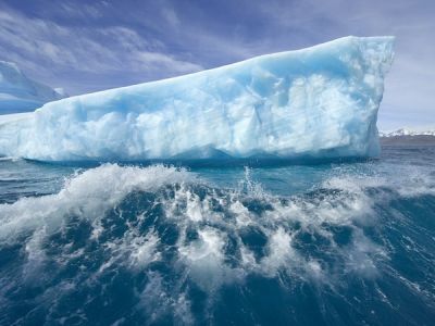 Тающий гренландский голубой айсберг. (HD Wallpaper)