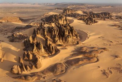 Тассили ду Хоггар, Алжир. Красивые вершины природных скалистых скульптур образовались под влиянием харматтанских ветров Центральной Сахары.