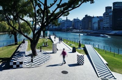 В японском городе Осака на берегу одного из каналов разбит парк, посвящённый настольным играм.