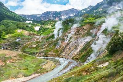 Долина Гейзеров на Камчатке в Кроноцком государственном биосферном заповеднике - одно из наиболее крупных гейзерных полей мира и единственное в Евразии (Фото: Vadim Petrakov, Shutterstock)
