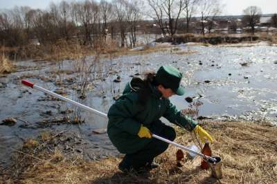 Специалисты сделали отбор воды и почвы для проведения химического анализа. Фото: eco.tatarstan.ru
