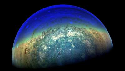 Южный полюс Юпитера. Изображение с улучшенной цветопередачей, сделанное аппаратом Juno. Фото NASA.
