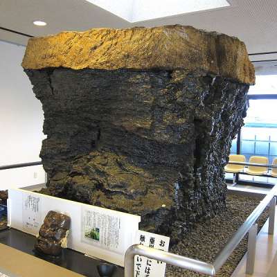 10-тонный кусок бурого угля в Музее бурого угля в Японии