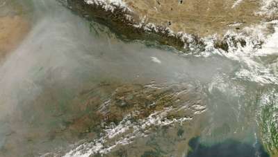 Каждый год Азиатское коричневое облако накрывает огромный регион, а потом исчезает, но, как оказалось, не бесследно. Фото NASA, Jeff Schmaltz, LANCE/EOSDIS Rapid Response.