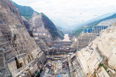 Строительство второй в мире по величине гидроэлектростанции &quot;Байхэтань&quot; в верховьях Янцзы идет полным ходом. Фото: Синьхуа