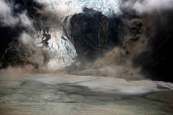 Извержения вулкана Эйяфьяллайекюль на юге Исландии