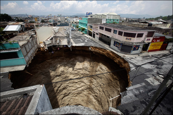 Загадочный кратер в столице Гватемалы